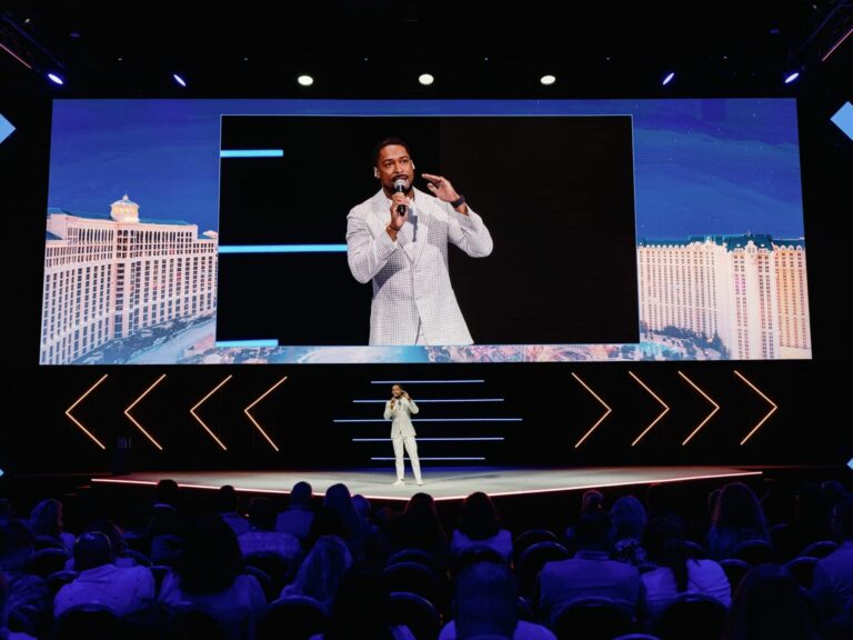 Corporate-Emcee-Will-Gill-on-stage-and-big-screen-at-a-corporate-event-in-Las-Vegas-scaled