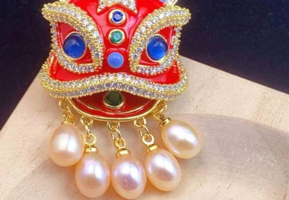 Chinese-Traditional-Lion-Demonstraion-Pearl-Breastpin-840x840